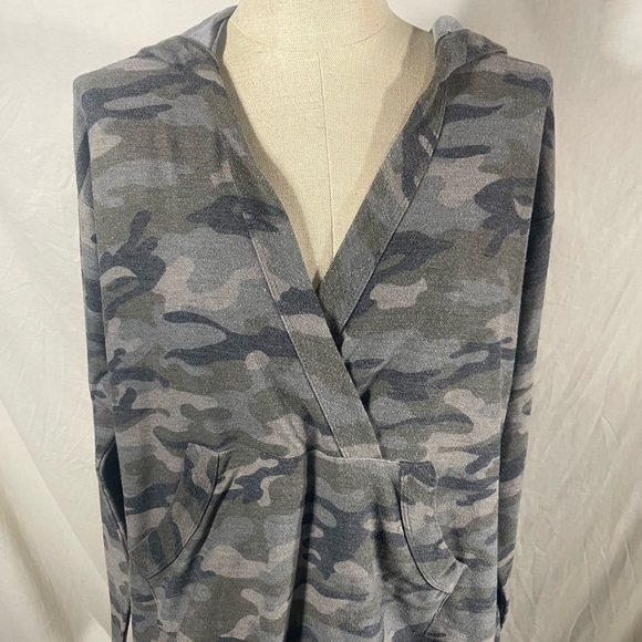 Maurices Camo V Neck Hoodie Hoodie with Front Pocket Size XL - Picture 3 of 7